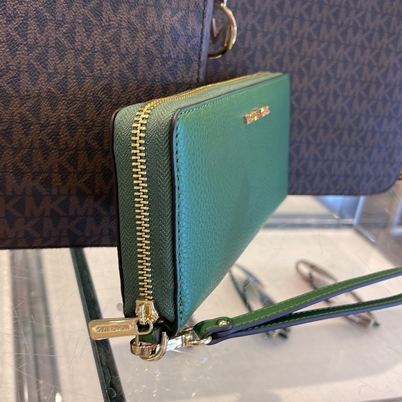 Michael Kors Giftables Lg ZA Continental Wallet Phone Holder Wristlet Fern Green - Picture 14 of 16
